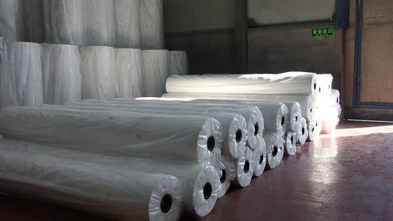 自粘防水卷材是一种新型的防水材料，具有以下特点：